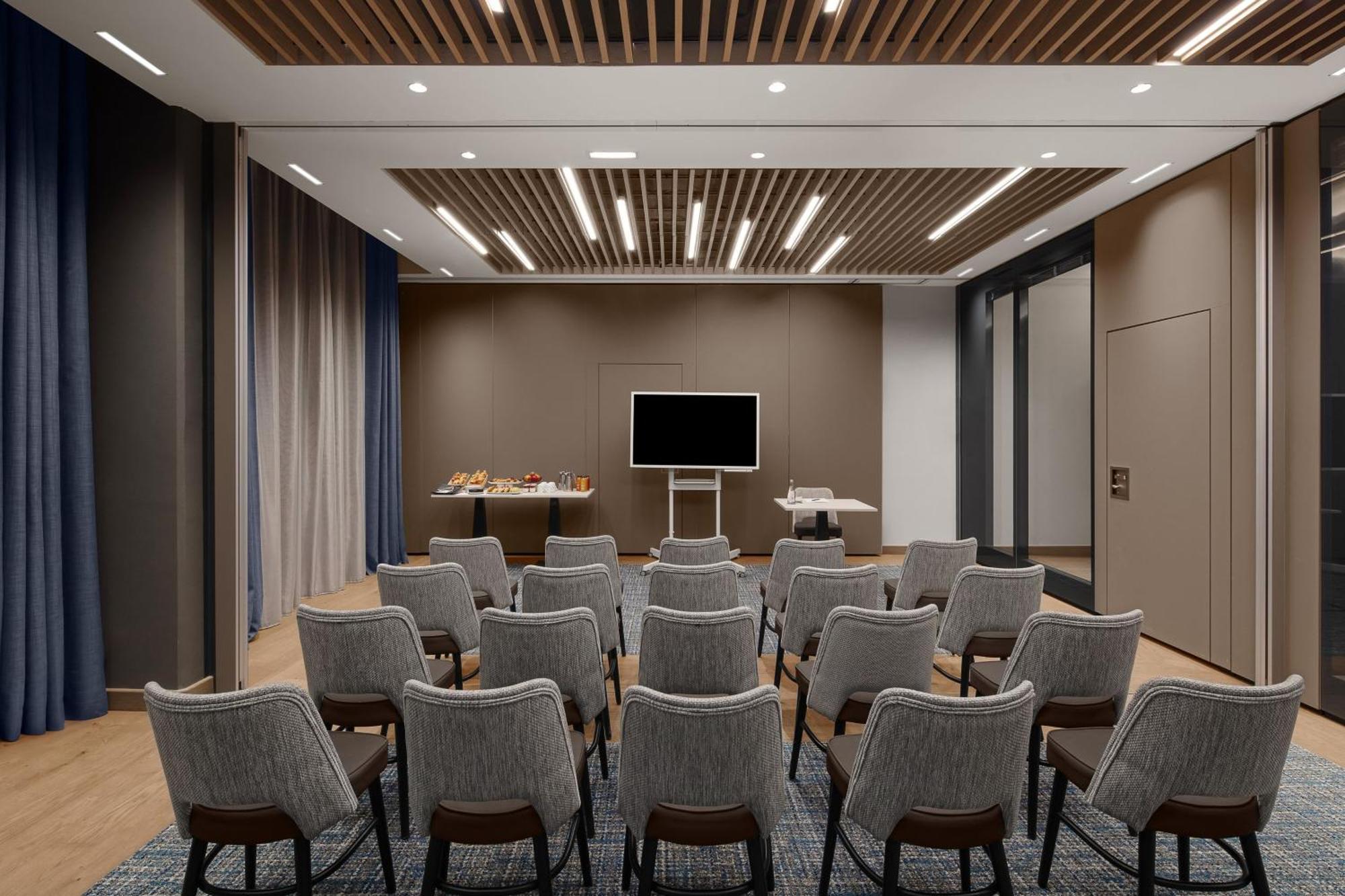 Courtyard By Marriott Paris Porte De Versailles Иси-ле-Мулино Екстериор снимка