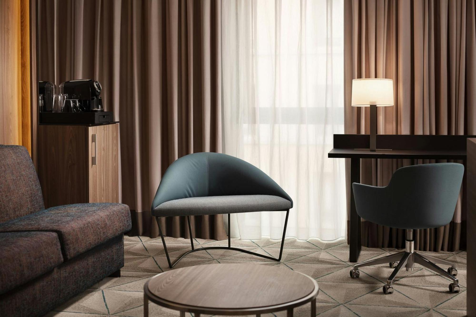 Courtyard By Marriott Paris Porte De Versailles Иси-ле-Мулино Екстериор снимка